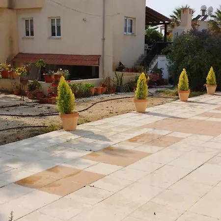 安吉拉假日公寓式酒店 3* Paphos